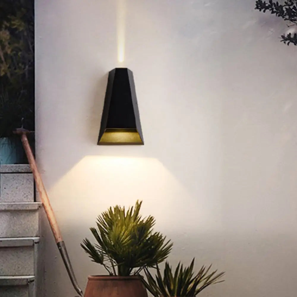 Serenity Modern Edge - Triangle Led Wall Sconce Black / Warm